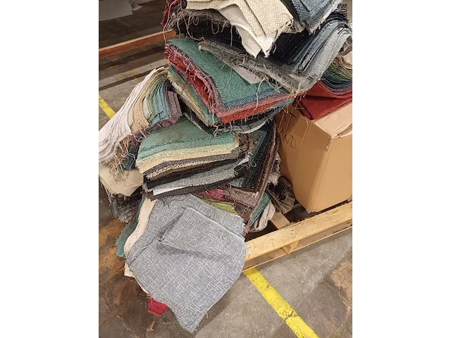 Lot 318 - ag tex joy textiel kleurensamples en tapijt en antislipmatte - afbeelding 2 van  5