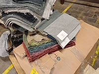 Lot 318 - ag tex joy textiel kleurensamples en tapijt en antislipmatte - afbeelding 3 van  5