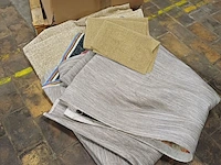 Lot 318 - ag tex joy textiel kleurensamples en tapijt en antislipmatte - afbeelding 4 van  5