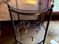 Lot 318 - ronde serveertrolley met 2 laden,verguld brons gebruikte sta