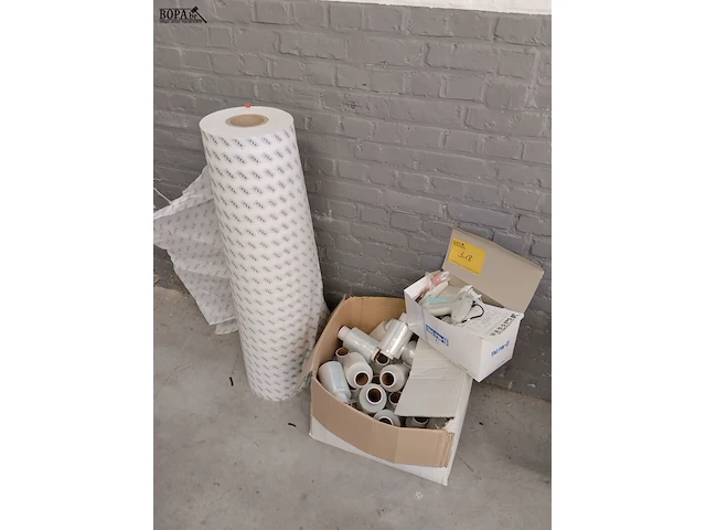 Lot 318 - verpakkingsmateriaal en kleding taggers - afbeelding 1 van  3