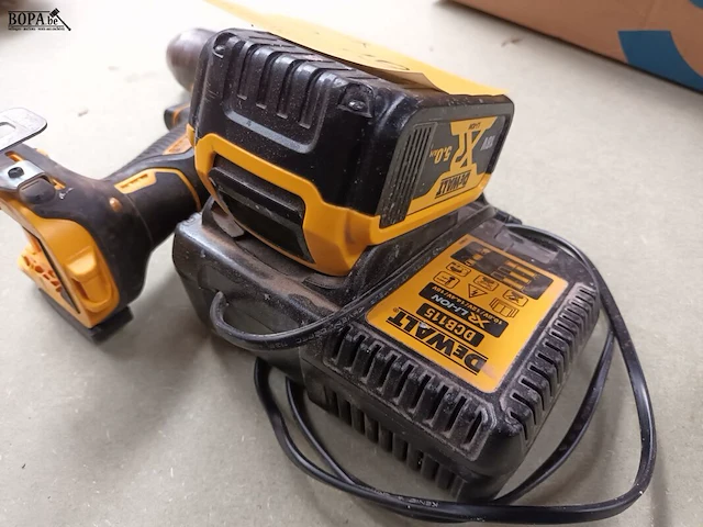 Lot 319 - accu boormachine dewalt - afbeelding 2 van  3