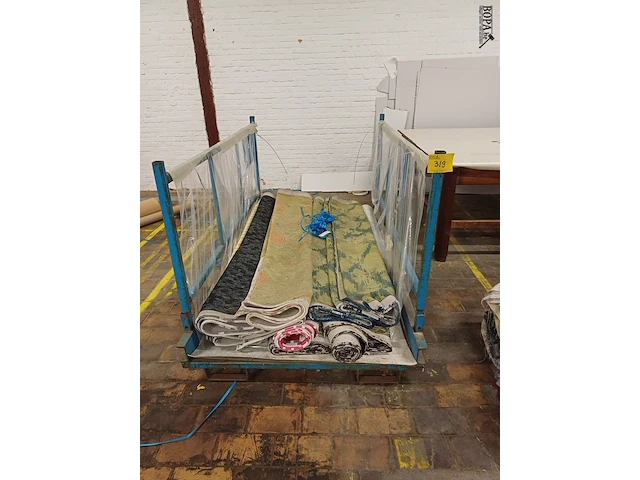 Lot 319 - metalen stapelbak met inhoud (tapijten) - afbeelding 1 van  5