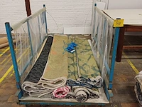 Lot 319 - metalen stapelbak met inhoud (tapijten) - afbeelding 1 van  5