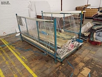 Lot 319 - metalen stapelbak met inhoud (tapijten) - afbeelding 2 van  5