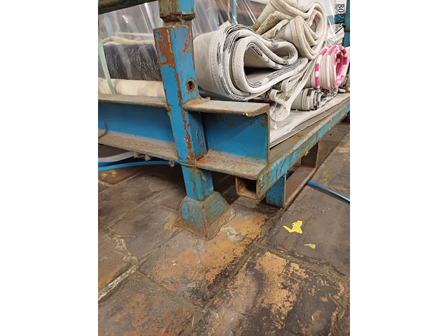 Lot 319 - metalen stapelbak met inhoud (tapijten) - afbeelding 3 van  5