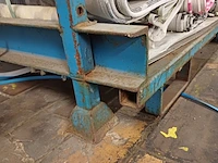 Lot 319 - metalen stapelbak met inhoud (tapijten) - afbeelding 3 van  5