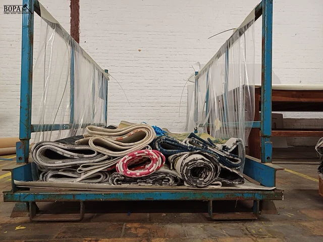 Lot 319 - metalen stapelbak met inhoud (tapijten) - afbeelding 4 van  5
