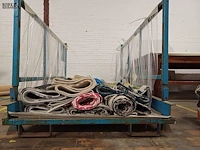 Lot 319 - metalen stapelbak met inhoud (tapijten) - afbeelding 4 van  5