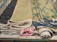 Lot 319 - metalen stapelbak met inhoud (tapijten) - afbeelding 5 van  5