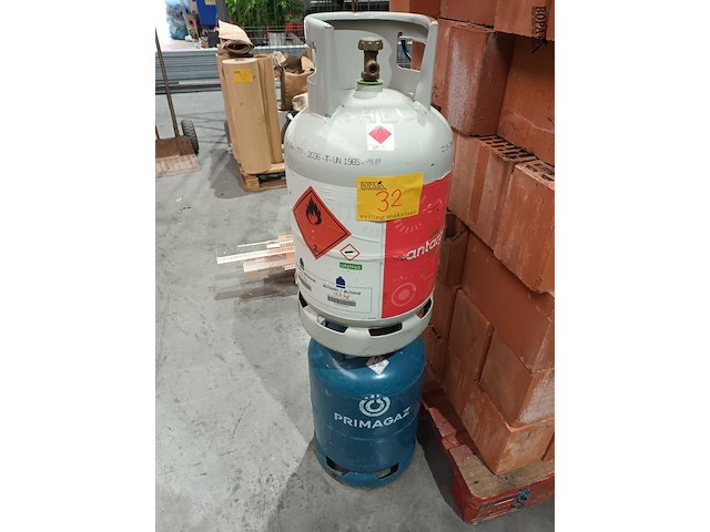 Lot 32 - aangebroken gasflessen. 2 stuks - afbeelding 1 van  4