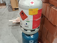 Lot 32 - aangebroken gasflessen. 2 stuks - afbeelding 1 van  4