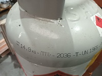 Lot 32 - aangebroken gasflessen. 2 stuks - afbeelding 2 van  4