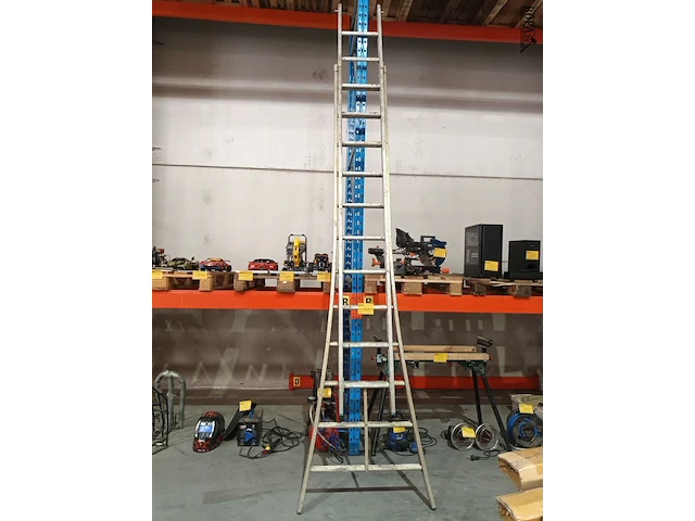 Lot 32 - aluminium ladder - afbeelding 1 van  3