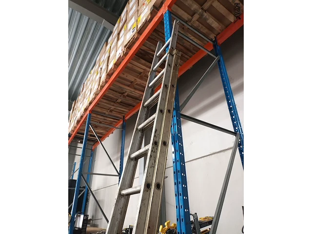 Lot 32 - aluminium ladder - afbeelding 2 van  3