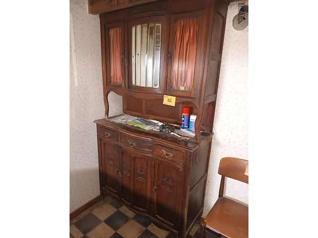 Lot 32 - antieke buffetkast met inhoud - afbeelding 1 van  6