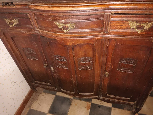 Lot 32 - antieke buffetkast met inhoud - afbeelding 2 van  6