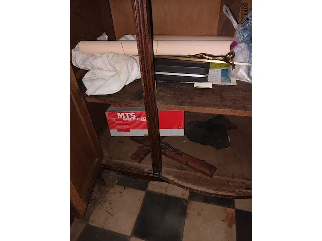 Lot 32 - antieke buffetkast met inhoud - afbeelding 5 van  6