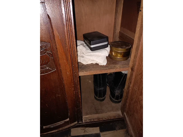 Lot 32 - antieke buffetkast met inhoud - afbeelding 6 van  6