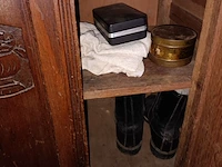 Lot 32 - antieke buffetkast met inhoud - afbeelding 6 van  6