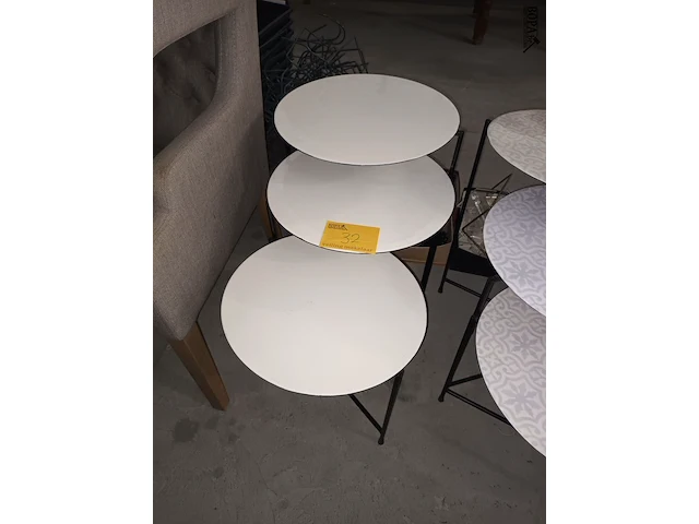 Lot 32 - bijzettafel j-line - afbeelding 1 van  4