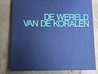 Lot 32 - diverse koralen en boek 'de wereld van de koralen' - afbeelding 7 van  10