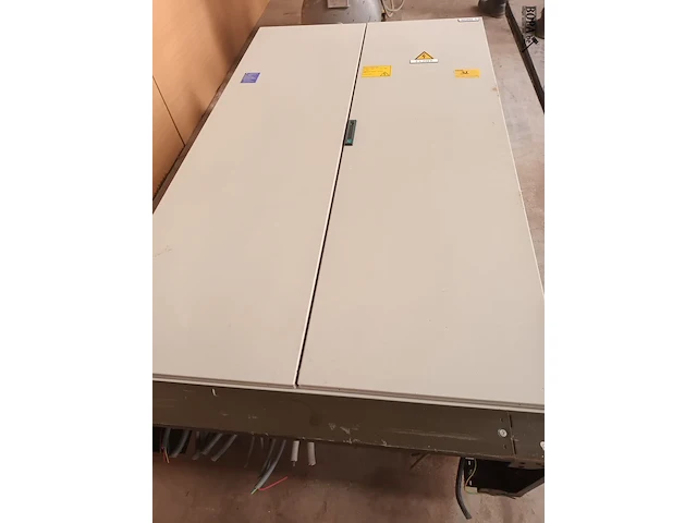 Lot 32 - elektriciteitskast met zekeringen - afbeelding 1 van  7