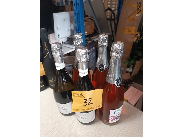 Lot 32 - flessen cava en prosecco. 5 stuks - afbeelding 1 van  4