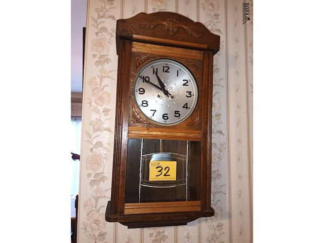 Lot 32 - houten muurklok - afbeelding 1 van  5