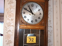 Lot 32 - houten muurklok - afbeelding 1 van  5