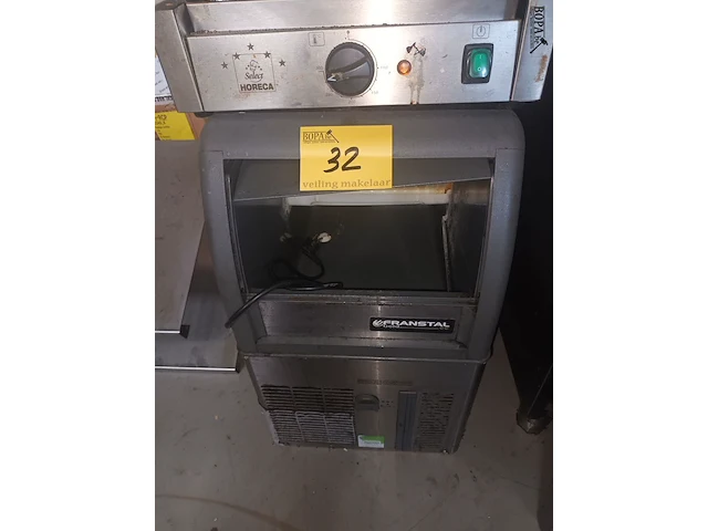 Lot 32 - ijsblokjes machine franstal - afbeelding 1 van  3