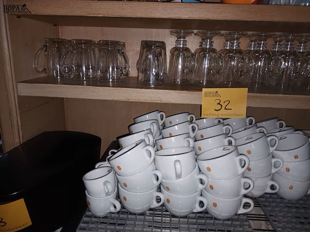 Lot 32 - koffie- en theetassen - afbeelding 4 van  4