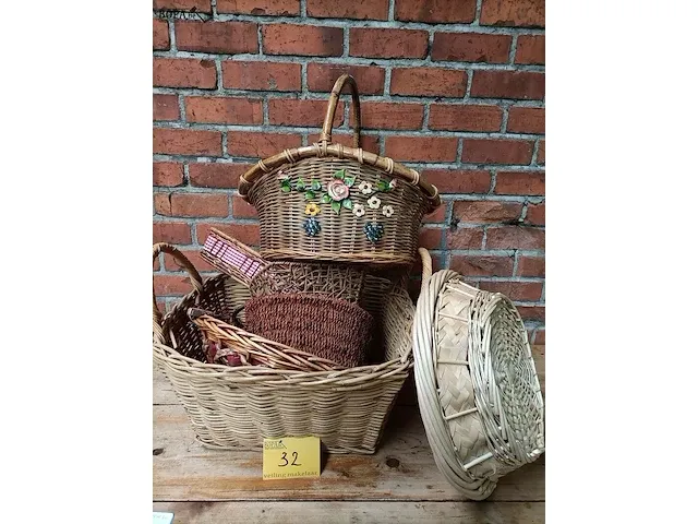 Lot 32 - lot rieten manden, 7 stuks - afbeelding 1 van  3