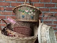 Lot 32 - lot rieten manden, 7 stuks