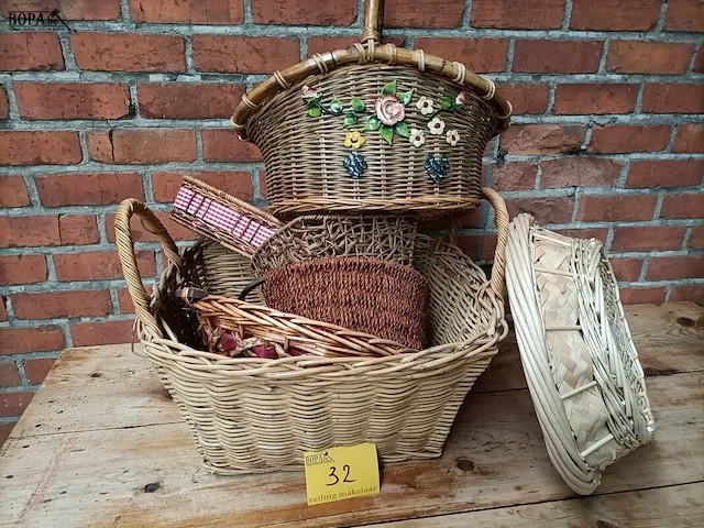 Lot 32 - lot rieten manden, 7 stuks - afbeelding 2 van  3
