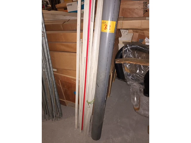Lot 32 - pvc afvoerbuis en kabelgoten - afbeelding 1 van  3