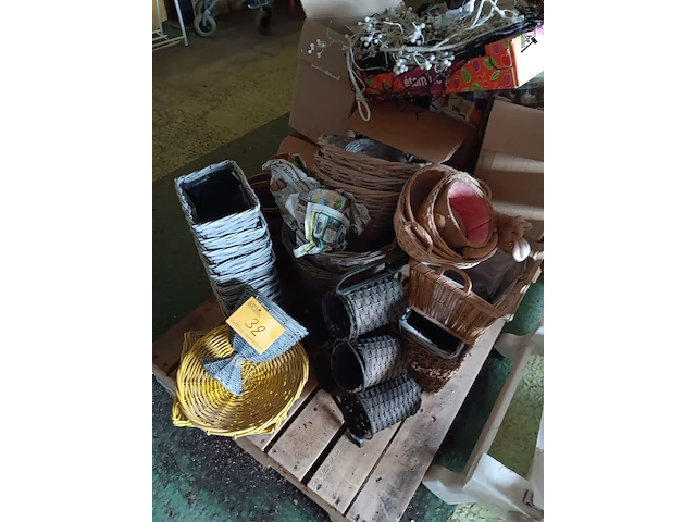 Lot 32 - rieten mandjes en bloempotten - afbeelding 1 van  3