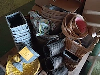 Lot 32 - rieten mandjes en bloempotten - afbeelding 1 van  3