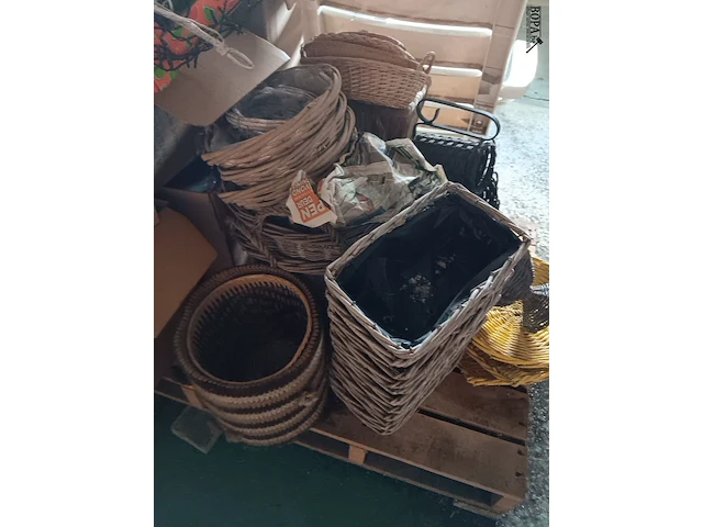 Lot 32 - rieten mandjes en bloempotten - afbeelding 2 van  3