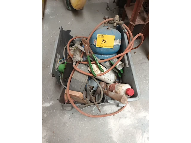 Lot 32 - soldeerset en werkmateriaal - afbeelding 1 van  4