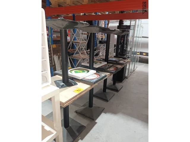 Lot 32 - vierkante tafel op voet. 8 stuks - afbeelding 1 van  4