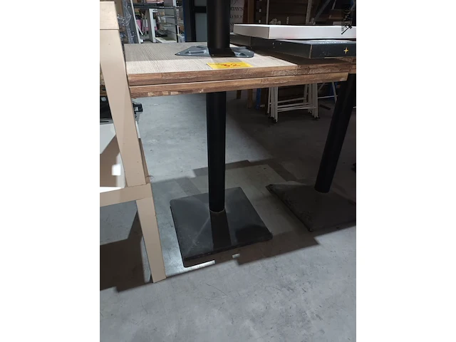 Lot 32 - vierkante tafel op voet. 8 stuks - afbeelding 2 van  4