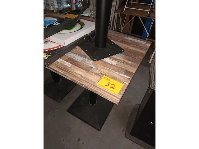Lot 32 - vierkante tafel op voet. 8 stuks - afbeelding 3 van  4