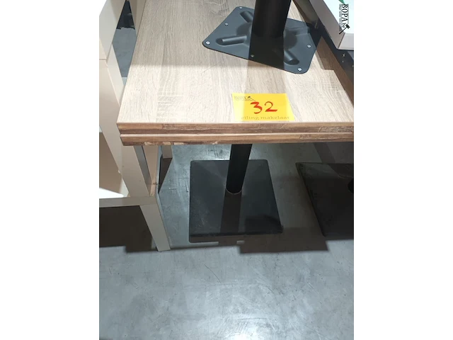 Lot 32 - vierkante tafel op voet. 8 stuks - afbeelding 4 van  4