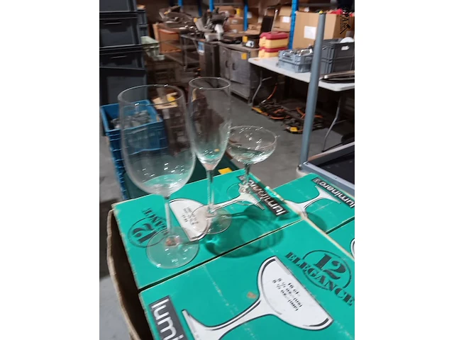Lot 32 - wijn en cava glazen 140 stuks - afbeelding 2 van  3
