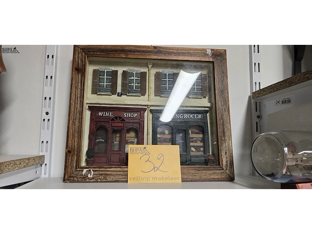 Lot 32 - wine shop en green grocer 3 d in kader - afbeelding 1 van  4