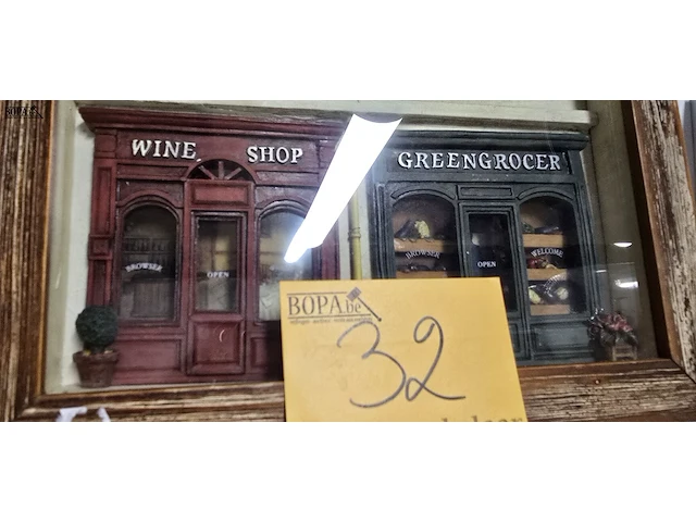 Lot 32 - wine shop en green grocer 3 d in kader - afbeelding 2 van  4