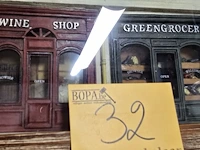 Lot 32 - wine shop en green grocer 3 d in kader - afbeelding 2 van  4