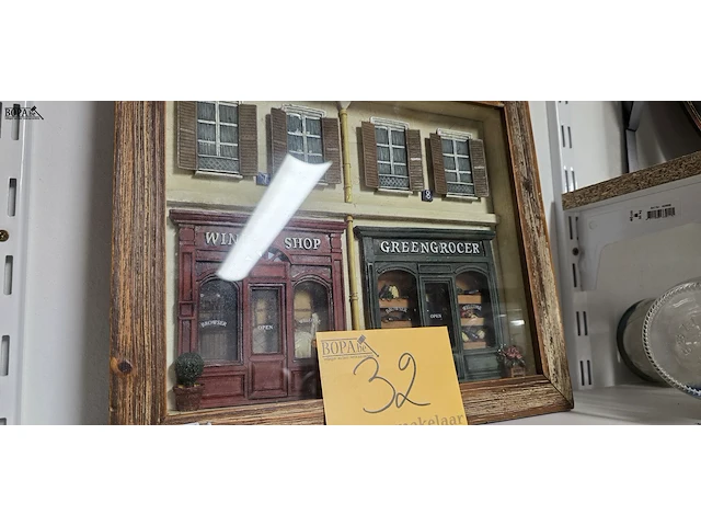 Lot 32 - wine shop en green grocer 3 d in kader - afbeelding 3 van  4