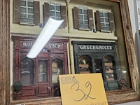 Lot 32 - wine shop en green grocer 3 d in kader - afbeelding 3 van  4